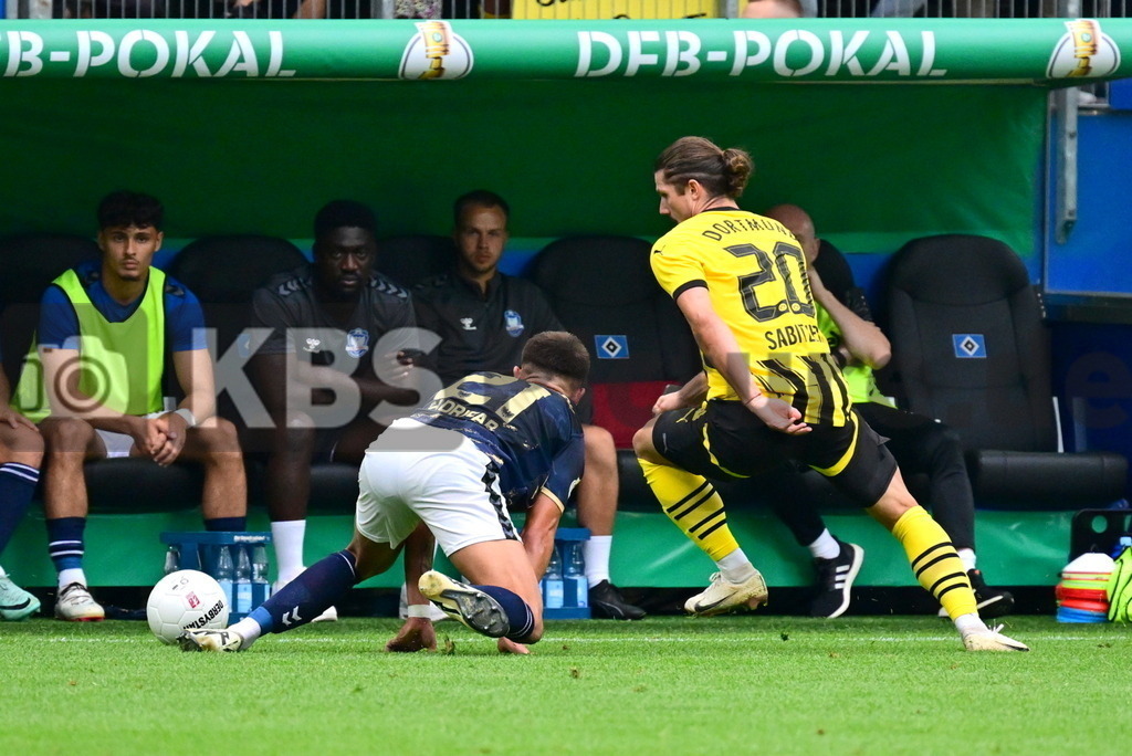 KBS Picture_PhoenixLuebeck-BorDortmund_039 | v.l. Sadrifar Valdemar (Phoenix Luebeck) , Sabitzer Marcel (Borussia Dortmund) ,Sportplatz :  Volksparkstadion, - Realisiert mit Pictrs.com