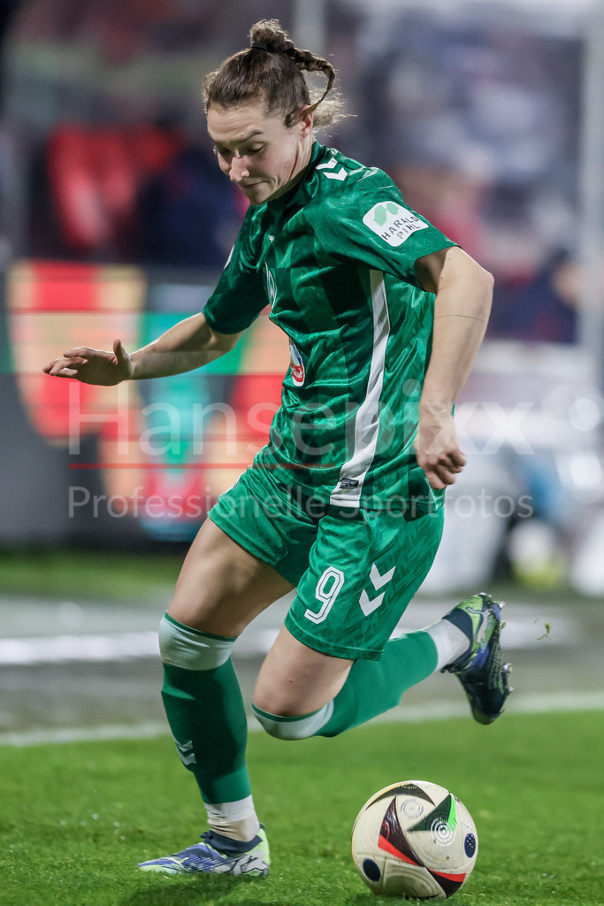 Fussball, Google Pixel Frauen-Bundesliga, 1. FC Köln - SV Werder Bremen | v.li.: Sophie Weidauer (SV Werder Bremen, 9) am Ball, Freisteller, Einzelbild, Ganzkörper, Aktion, Action, Spielszene, DIE DFB-RICHTLINIEN UNTERSAGEN JEGLICHE NUTZUNG VON FOTOS ALS SEQUENZBILDER UND/ODER VIDEOÄHNLICHE FOTOSTRECKEN. DFB REGULATIONS PROHIBIT ANY USE OF PHOTOGRAPHS AS IMAGE SEQUENCES AND/OR QUASI-VIDEO.