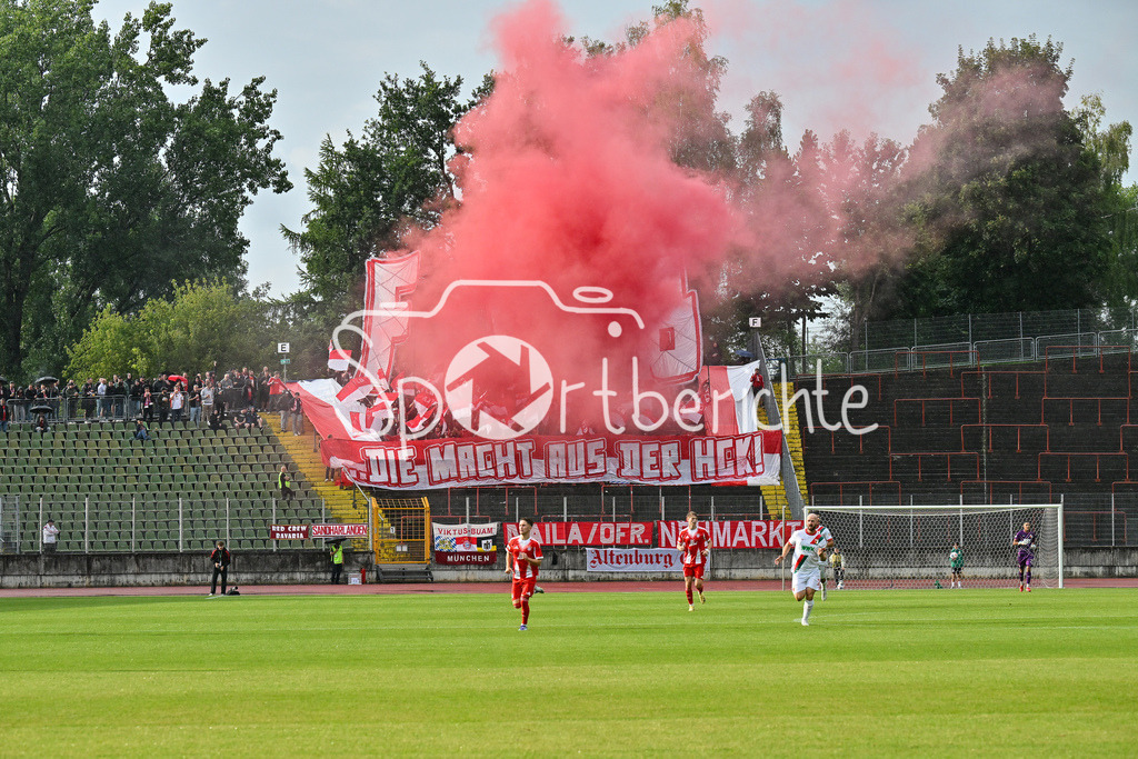 FC Augsburg II - FC Bayern Amateure | Die Fans der Bayern Amateure haben eine Choreo zu Spielbeginn vorbereitet / Regionalliga Bayern: FC Augsburg II - FC Bayern Muenchen II, Rosenaustadion am 25.07.2025 / Pyro / Pyrotechnik