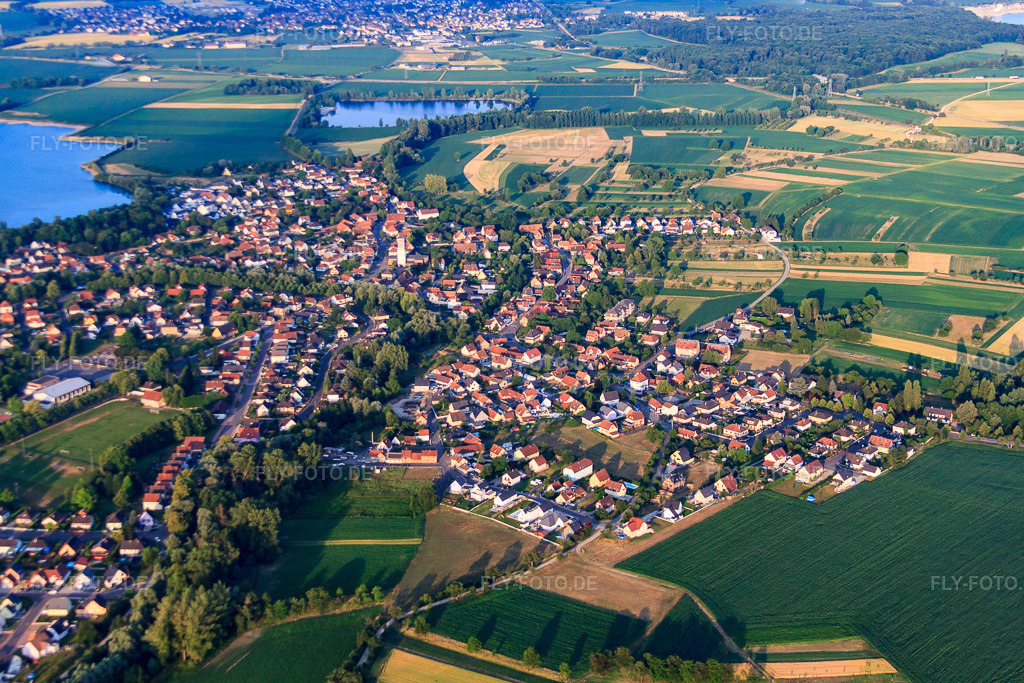 Luftbild: Ortsansicht aus Nordosten in Offendorf im Bundesland Bas-Rhin in Frankreich. – Foto: IMG_68030.jpg vom 19.06.2014 durch Werner Riehm/FLY-FOTO.de – Auflösung des Originals: 4669 x 3113 px
