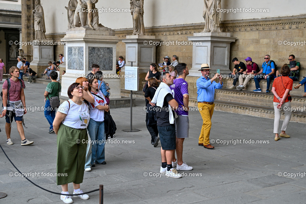 Italien_ Toscana_ Florenz_ 30.05.2024-159 | 30.05.2024, Italien, ITA, Toskana, Florenz im Bild Stadtansichten, Gebäude, Architektur, Touristen, Historisch, Souvenir, Altstadt, Museum, Statuen, Skulpturen, Piazza della Signoria, Statue David, Palazzo Vecchio, Neptunbrunnen, Piazza della Repubblica, Ponte Vecchio, Brücke, Uffizien, Kathedrale Santa Maria del Fiore, Arno, Fluß


Florenz, Firenze, ist eine italienische Großstadt. Nach Einwohnern ist sie die achtgrößte Stadt Italiens. Florenz ist die Hauptstadt sowie größte Stadt der Region Toskana und der Metropolitanstadt Florenz, in der etwa eine Million Menschen leben. Florenz ist für seine Geschichte berühmt. Leonardo da Vinci verbrachte große Teile seiner Jugend in Florenz, Michelangelo fand Unterschlupf in der Kirche der Medici, Galileo Galilei wohnte als Hofmathematiker in den Palästen der Medici. Von 1865 bis 1871 war die Stadt die Hauptstadt des neu gegründeten Königreichs Italien. Das historische Zentrum von Florenz zieht Jahr für Jahr Millionen von Touristen an. Die historische Innenstadt wurde von der UNESCO im Jahre 1982 zum Weltkulturerbe erklärt. 
Quelle: Wikipedia
