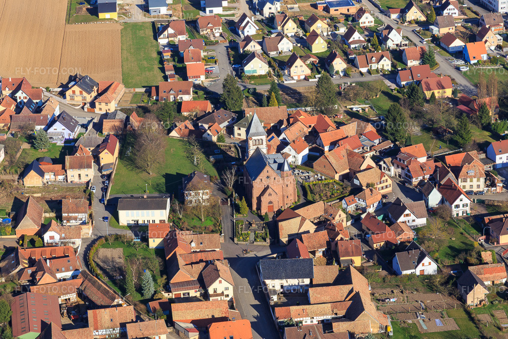 Aerial view: Église protestante luthérienne de Schwindratzheim in Schwindratzheim in the state Bas-Rhin, France. – Photo: IMG_097592.jpg taken on 03/16/2017 by Werner Riehm/FLY-FOTO.com – Resolution of the original: 5255 x 3503 px – Consistoire de Schwindratzheim