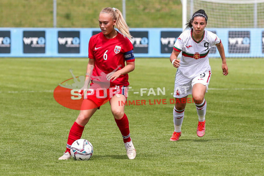 Norwegen U19  Bulgarien U19 | Julie Aune Jorde (Norway #6) Nadezhda Ivanova (BUL #9) ; Norwegen U19  Bulgarien U19 am 13.05.2022 in Wels
(Huber Arena), AUSTRIA, (Photo by Ernst Krawagner sport-fan.at) - Realisiert mit Pictrs.com
