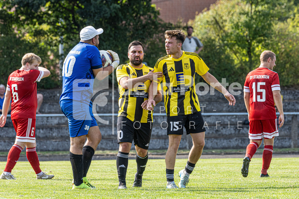 Wrestedt - Schneider_ Marten (im Austausch mit Torwart Badr Ou-Midou_ in der Mitte schlichtet Azad Caran) vs Stadensen 090825 dlP | immodelaporte-sportfotos - Realisiert mit Pictrs.com