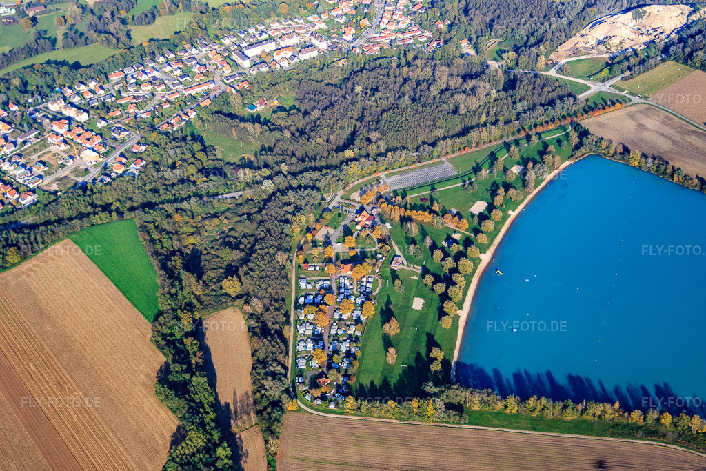 Luftbild: Camping Municipal des Mouettes am Baggersee Plage des mouettes in Lauterbourg im Bundesland Bas-Rhin in Frankreich.Foto: IMG_075825.jpg vom 02.11.2014 durch Werner Riehm/FLY-FOTO.deAuflösung des Originals: 5472 x 3648 pxLe camping de Lauterbourg