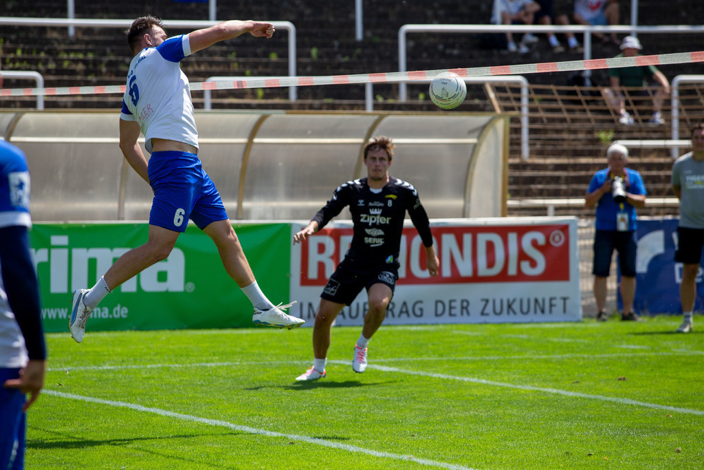 Faustball:  Union Tigers Vöcklabruck gegen TV Käfertal (IFA 2024 Fistball World Tour Finals Mannheim, Vorrundenspiel Gruppe A). Bild: Marcel Stoklasa (6, Käfertal) | Faustball:  Union Tigers Vöcklabruck gegen TV Käfertal (IFA 2024 Fistball World Tour Finals Mannheim, Vorrundenspiel Gruppe A). Bild: Marcel Stoklasa (6, Käfertal) - Realisiert mit Pictrs.com