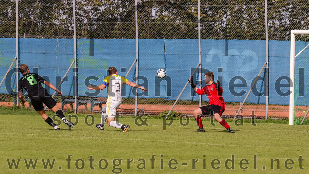 2023-09-17_086_SpVgg_Neuching_gegen_FC_Langenpreising | Neuching, Deutschland, 17.09.2023:
Fußball, A-Klasse 2023 / 2024, 7. Spieltag, SpVgg Neuching gegen SpVgg Langenpreising, Endergebnis: 5:1

Torschuss zum 4:1 durch Johannes Graf (SpVgg Neuching, #8)
Johannes Graf (SpVgg Neuching, #8), Martin Maier (SpVgg Langenpreising, #3), Torwart Maximilian Gabriel (SpVgg Langenpreising, #1)NB

Foto: Christian Riedel / fotografie-riedel.net