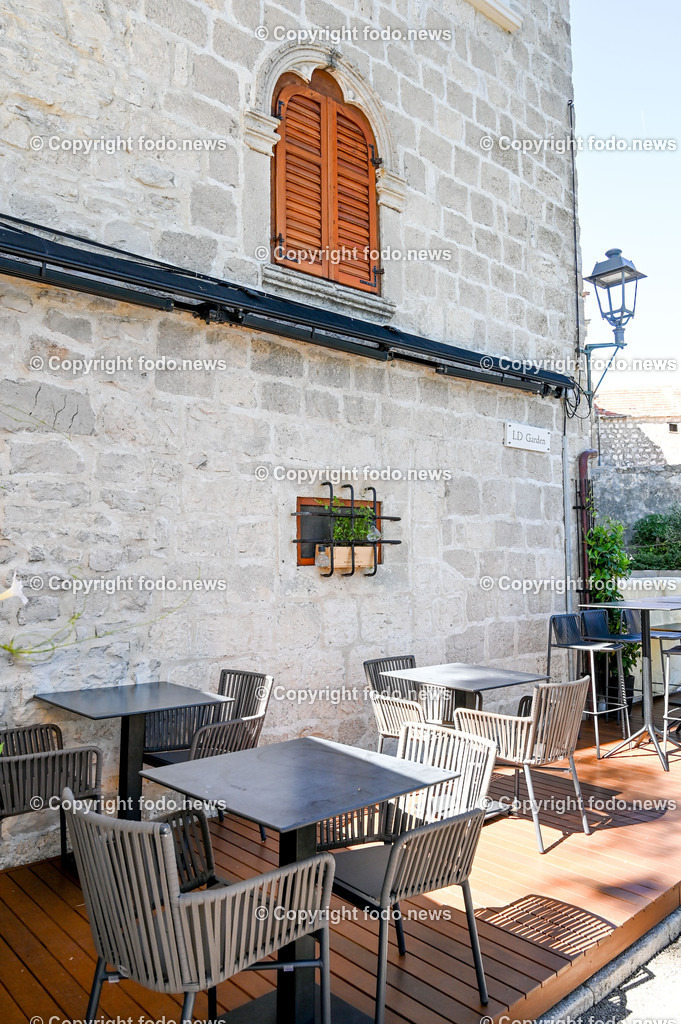 Kroatien_ Korcula_ Insel in Sueddalmatien_ Korcula Stadt_ 13.09.2024-136 | 13.09.2024, Kroatien, HRV, Korcula, Insel in Sueddalmatien, Korcula Stadt im Bild Hafen, Hafenansichten, Boot, Boote, Schiff, Schiffe, Gebauede, Adria, Meer, Stadtansichten, Altstadt, Marco Polo, Museum, Touristen, Souvenier, Restaurant, KonobaKorcula - Schwarzes Korfu - benannt nach den dunklen Kiefernwaeldern, ist eine zu Kroatien gehoerende Insel in der Adria vor der Kueste Sueddalmatiens. Zugleich ist sie Teil des Dinarischen Gebirges. Quelle: Wikipedia