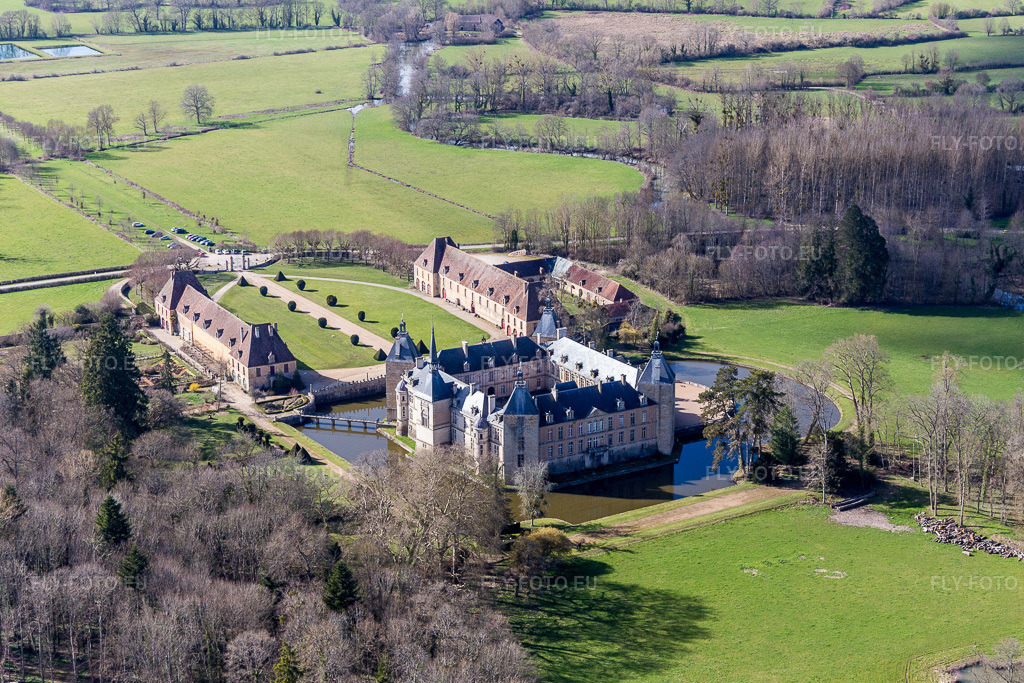 Vue aérienne: Bâtiments et installations du parc du château entouré de douves Sully à Sully dans le département Saône et Loire, France – .Photo: IMG_105439.jpg prise le 01/04/2018 par Werner Riehm/FLY-FOTO.eu – Résolution de l'original: 5266 x 3511 px