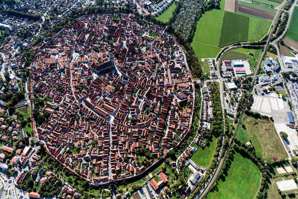 dr__0093298.jpg | NöRDLINGEN 01.10.2021 Altstadtbereich und Innenstadtzentrum in Nördlingen im Bundesland Bayern, Deutschland. // Old Town area and city center in Noerdlingen in the state Bavaria, Germany. Foto: Daniel Reiter