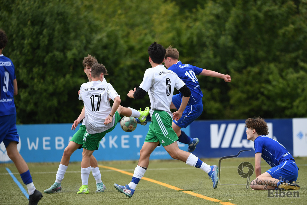 FC Rastede-JSG Esens/Dornum | B-Jugend Bezirksliga; FC Rastede (blau)-JSG Esens/Dornum (weiß) am 24.05.2025 in Rastede (Sportanlage Kötterswegs), Photo: Philip Eiben 2025 - Realisiert mit Pictrs.com