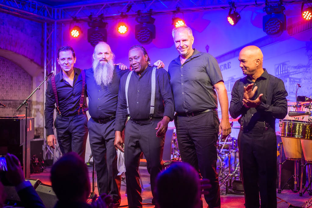 Tango meets Cuba | Tango meets Cuba mit den Klazz Brothers & Cuba Percussion im Forte Belvedere Leisnig zum Festival Hallo Leisnig 2022. - Realisiert mit Pictrs.com