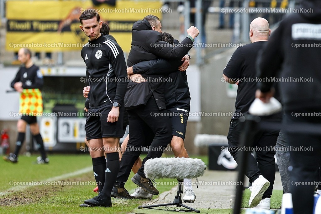 xKWIx21022601112 | 21.02.2026, xKWIx, Fußball, 3. Liga, Alemannia Aachen - SC Verl, Tivoli: Mersad Selimbegovic (Alemannia Aachen Cheftrainer) jubelt mit der Bank nach Abpfiff Photo: xKamilxWilkowskixPressefotoKochx