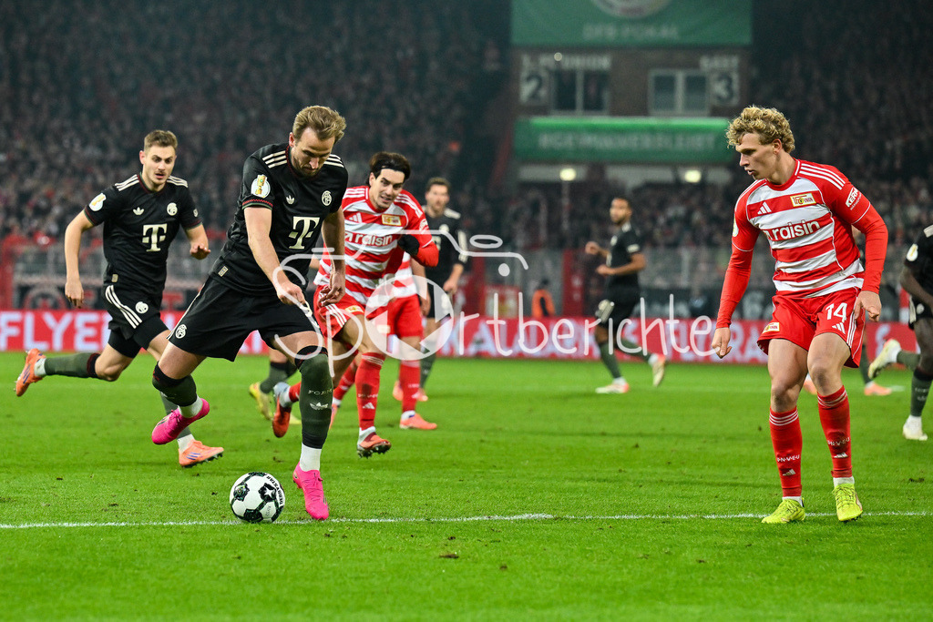 1. FC Union Berlin - FC Bayern München | BERLIN, GERMANY - 03. DECEMBER: im Duell Harry KANE (FC Bayern Munich 9) und Leopold QUERFELD (Union Berlin 14) während dem Match zwischen dem 1. FC Union Berlin und dem FC Bayern München beim Achtelfinale des DFB-Pokales im Stadion an der alten Försterei