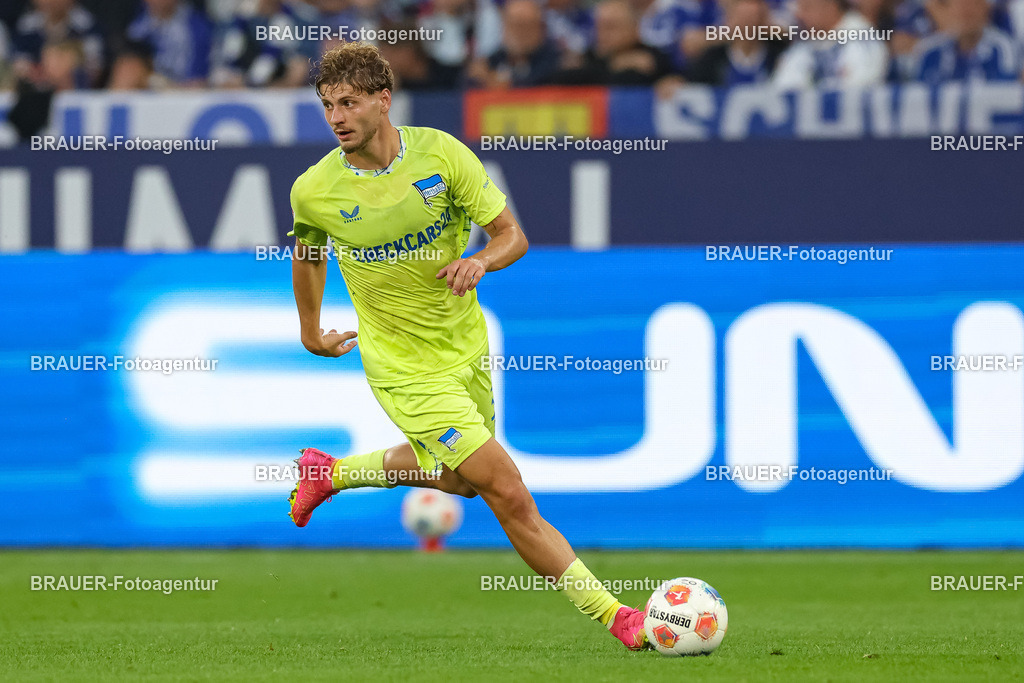 1_S04BER_20250801_2203.JPG -  - FC Schalke 04 - Hertha BSC Berlin - 2. Bundesliga | Gelsenkirchen, Deutschland, 01.08.25: Michal Karbownik (Hertha BSC Berlin) in Aktion, am Ball, Einzelaktion waehrend des Spiels der 2. Bundesliga zwischen FC Schalke 04 - Hertha BSC Berlin in der Veltins-Arena am 01. August 2025 in Gelsenkirchen, Deutschland. (Foto von Stefan Brauer/Brauer-Fotoagentur)DFB/DFL REGULATIONS PROHIBIT ANY USE OF PHOTOGRAPHS AS IMAGE SEQUENCES AND/OR QUASI-VIDEO.