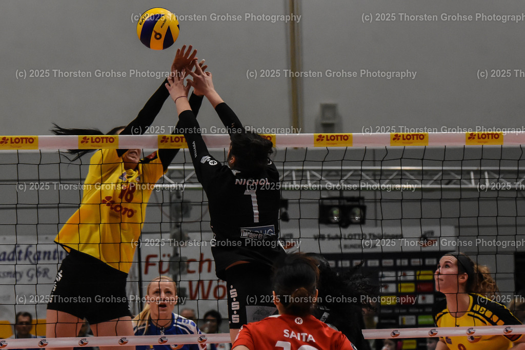 VBL VFB Suhl vs. SCHWARZ-WEISS Erfurt | Krista DeGeest #18 (VFB Suhl), Bailey Marie Nichol #1 (Schwarz-Weiss Erfurt); VBL VFB Suhl vs. SCHWARZ-WEISS Erfurt, Volleyball-Bundesliga Frauen am 17.02.2018 in der Multihalle in Meiningen, (Deutschland) - Realisiert mit Pictrs.com