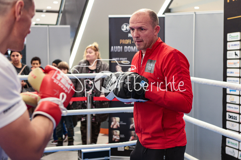 Profi - Box - Gala / Show Training | Robin KRASNIQI in Aktion beim Showtraining in Muenchen (links) mit seinem Trainer Juergen BRAEHMER