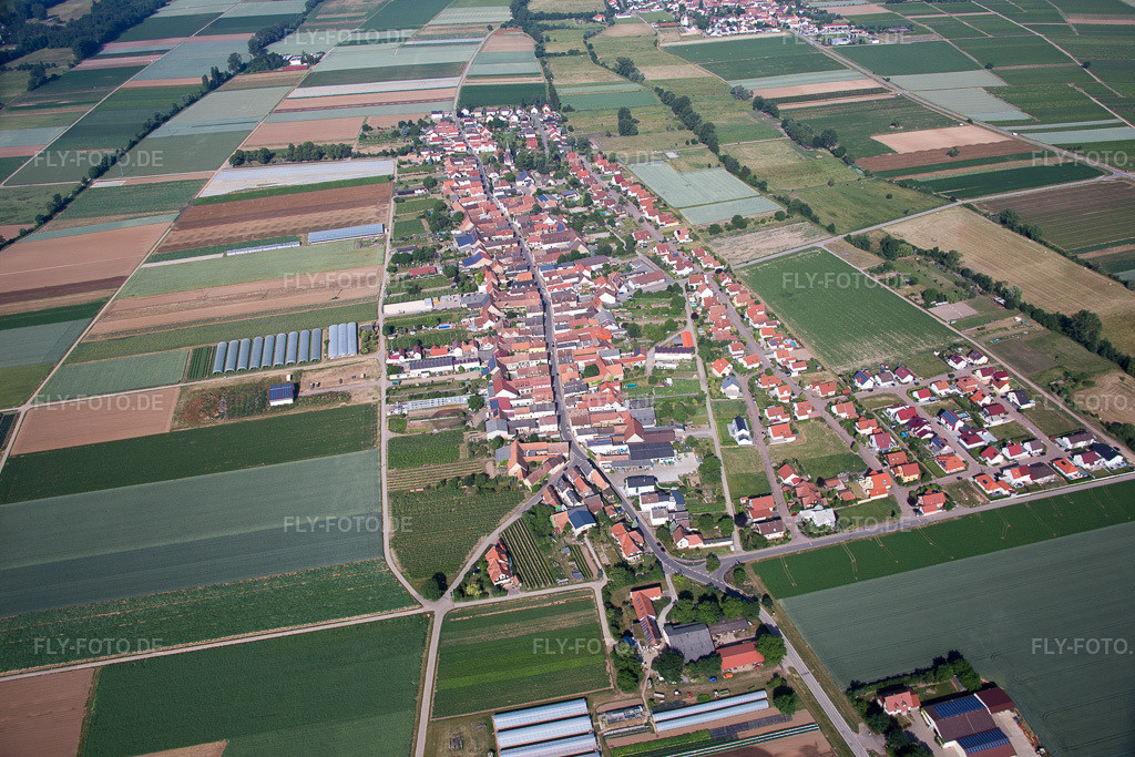 Luftbild: Dorfansicht in Böbingen im Bundesland Rheinland-Pfalz in Deutschland. Foto: IMG_080963.jpg vom 14.06.2015 durch Werner Riehm/FLY-FOTO.de