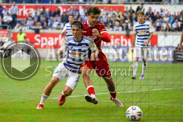 MSV Duisburg vs VfB Stuttgart II - 3. Liga | Duisburg, Deutschland, 02.08.25:   Jan-Simon Symalla (MSV Duisburg) und Leny Romo Meyer (VfB Stuttgart II) im Kampf um den Ball waehrend des Spiels der 3. Liga MSV Duisburg vs VfB Stuttgart II in der schauinsland-reisen-arena(Foto von Brauer-Fotoagentur / Adrian Schlueter)