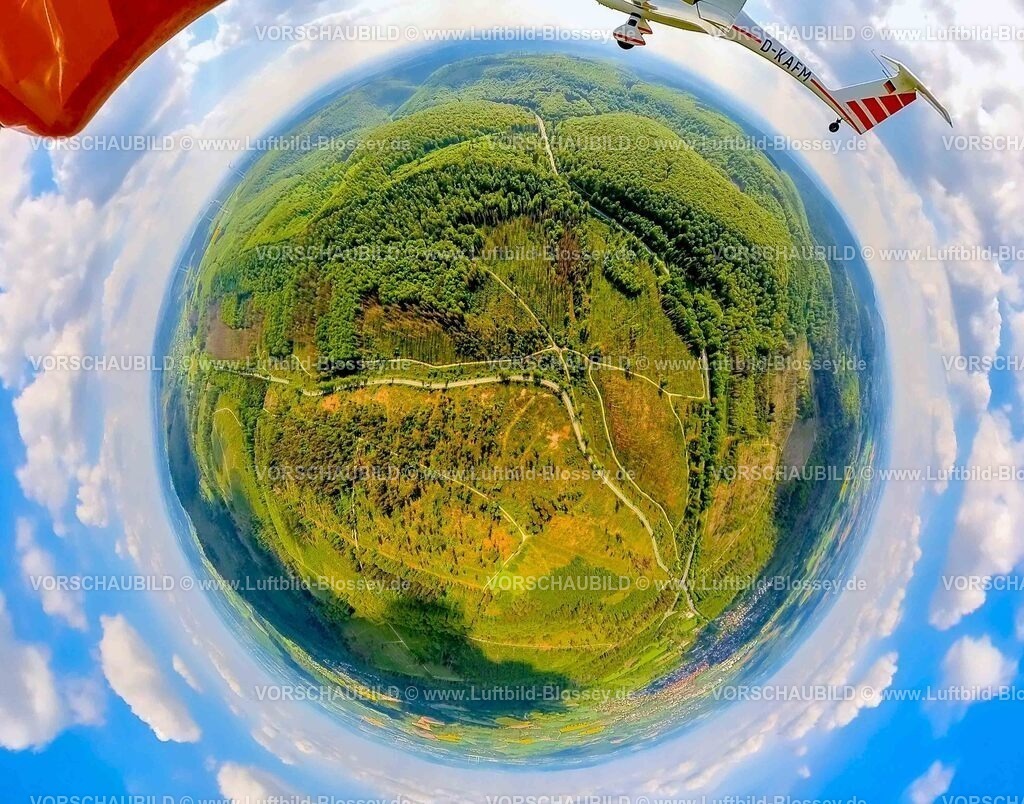 HornBadMeinberg240590073Hermannsdenkmal | Luftbild, Waldgebiet mit Waldschäden bei Horn-Bad Meinberg, durchzogen von der Bundesstraße B1 von Süd nach Nord, Erdkugel, Fisheye Aufnahme, Fischaugen Aufnahme, 360 Grad Aufnahme, tiny world, little planet, fisheye Bild, Horn, Horn-Bad Meinberg, Ostwestfalen, Nordrhein-Westfalen, Deutschland