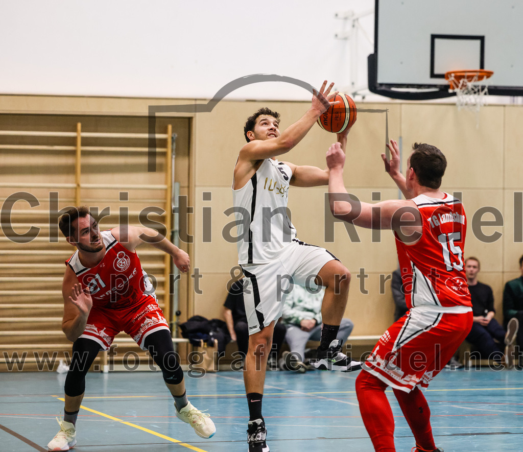 2022-12-03_042_TSV_Vaterstetten_gegen_TG_Landshut | Vaterstetten, Deutschland, 03.12.2022:
Basketball, Bayernliga Herren Südost 2022 / 2023, 7. Spieltag, TSV Vaterstetten gegen TG Landshut, Endergebnis: 71:78

 (TG Landshut, #21), Jonathan Andre (TSV Vaterstetten, #5), Florian Meingast&nbsp;(TG Landshut, #15)

Foto: Christian Riedel / fotografie-riedel.net