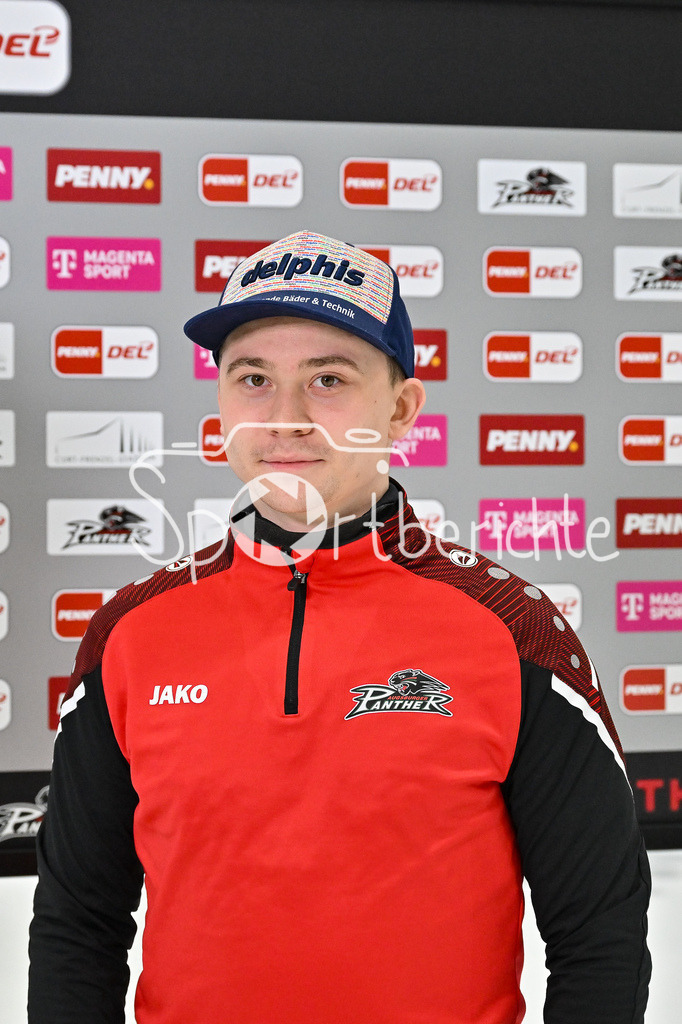 Augsburger Panther - Nürnberg Ice Tigers | im Bild Florian ELIAS (Augsburger Panther #67) beim Interview mit MagentaSport vor der Partie gegen Nürnberg / DEL: Augsburger Panther - Nuernberg Ice Tigers, Curt Frenzel Stadion am 06.12.2024