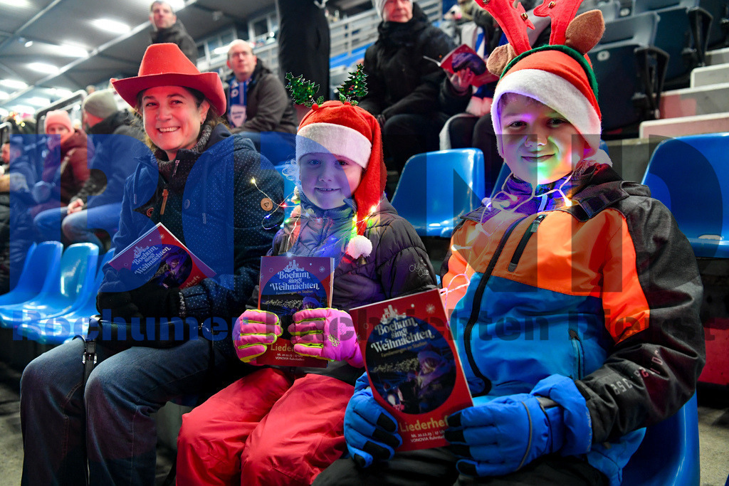 Weihnachtssingen im Stadion | {headline}



(Foto: Christian Schnaubelt / BOND)

 - Realisiert mit Pictrs.com