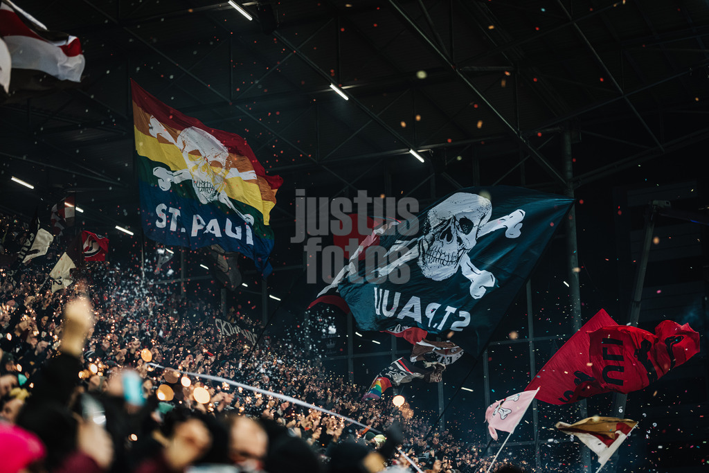 Fußball | Männer | Saison 2024/2025  | Fußball-Bundesliga | 12. Spieltag | FC St. Pauli vs. Holstein Kiel | 29.11.2024 | Wunderkerzen bei den St. Pauli Fans beim Einlauf ins Stadion