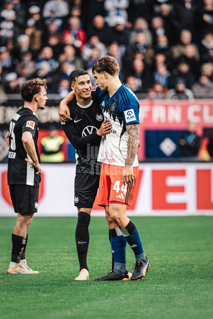 Fußball | Männer | Saison 2025/2026 | 1. Fußball-Bundesliga | 8. Spieltag | Hamburger SV vs. VfL Wolfsburg | 25.10.2025 | v.l. Adam Daghim (#11, VfL Wolfsburg) und Luka Vuskovic (#44, HSV)