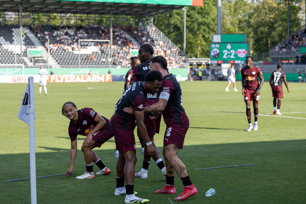 SV Sandhausen gegen RB Leipzig (DFB-Pokal, 1. Runde)***Leipzig jubelt über die 3:2-Führung während Gegenstände aus dem Sandhäuser Fanblock auf den Platz fliegen | SV Sandhausen gegen RB Leipzig (DFB-Pokal, 1. Runde)***Leipzig jubelt über die 3:2-Führung während Gegenstände aus dem Sandhäuser Fanblock auf den Platz fliegen - Realisiert mit Pictrs.com