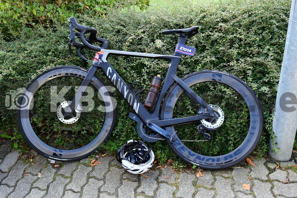 KBS Picture_Cyclassica-Hamburg_200823_026 | Hauptstrasse in Rellingen das Jedermannfeld 100KM das Sturzrad ,
Bemer Cyclassics Hamburg Radrennen 2023 , 
Durch Hamburg und Schleswig-Holsten ,
UCI-WorldTour-Rennen Profi-Elite Herren ca.200KM , 
Amateurradfahrer Jedermann Rennen 60KM ,
Amateurradfahrer Jedermann Rennen 100KM , - Realisiert mit Pictrs.com