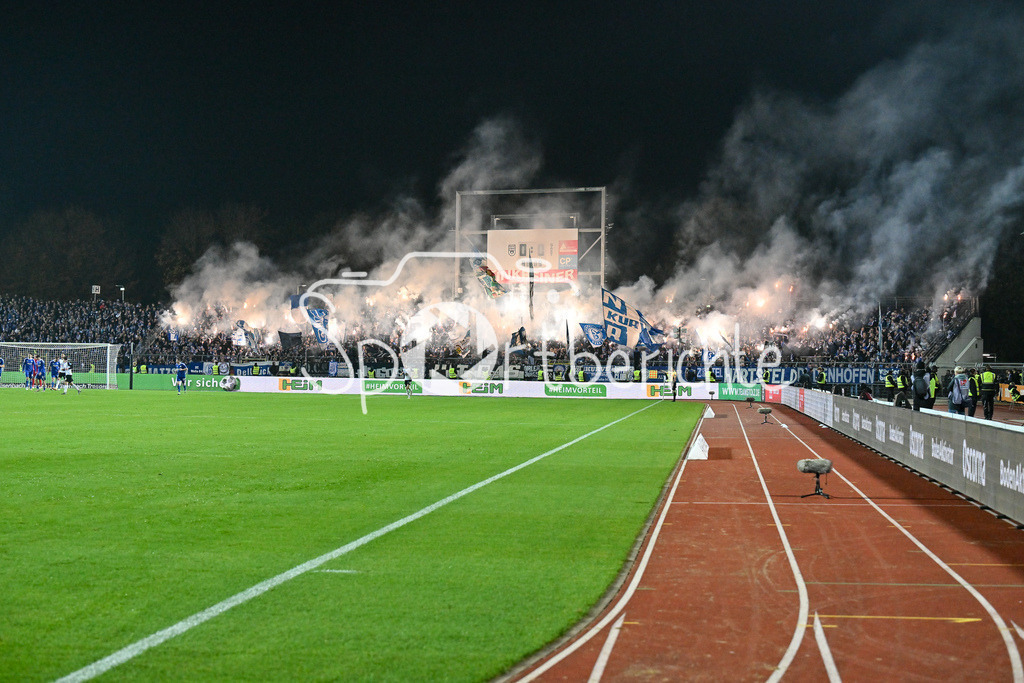 SSV Ulm 1846 Fussball - FC Schalke 04 | Die Gaestefans zuenden zu Beginn der zweiten Halbzeit Pyrotechnik / Bengalo / Feuer / Pyro / Ultras / 2. Bundesliga: SSV Ulm 1846 Fussball - FC Schalke 04, Donaustadion am 01.11.2024