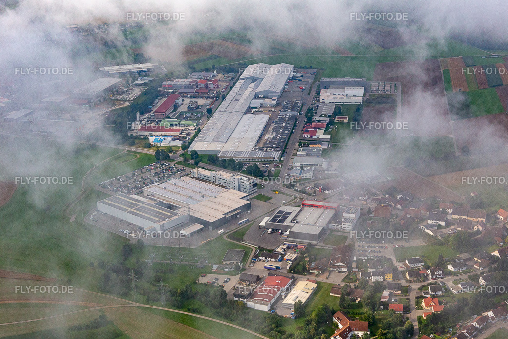 Fabrik unter Wolken: Beton - Fertigteil - Union GmbH & Co. KG; Schwäbische Werkzeugmaschinen GmbH, KMS Automation GmbH | Luftbild: Fabrik unter Wolken: Beton - Fertigteil - Union GmbH & Co. KG; Schwäbische Werkzeugmaschinen GmbH, KMS Automation GmbH im Ortsteil Waldmössingen in Schramberg im Bundesland Baden-Württemberg in Deutschland. Foto: IMG_128654.jpg vom 27.08.2021 durch ©2025 Werner Riehm fly-foto.de/copyright - Realisiert mit Pictrs.com