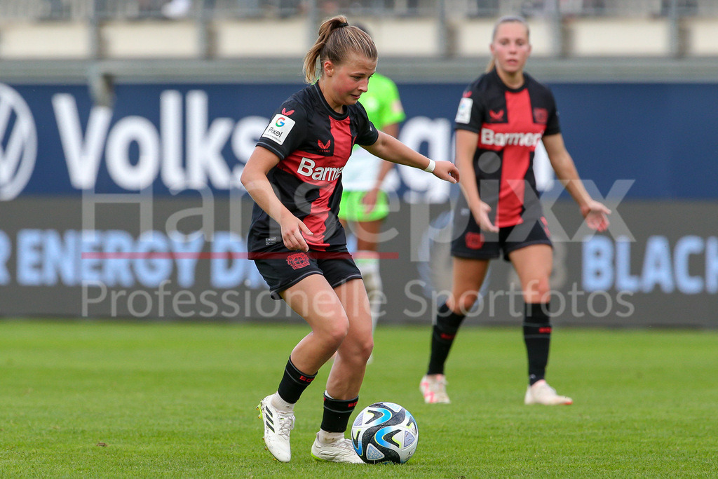 Fussball, Google Pixel Frauen-Bundesliga, VfL Wolfsburg - Bayer 04 Leverkusen | v.li.: Kristin Kögel (Bayer 04 Leverkusen, 11) am Ball, Einzelbild, Ganzkörper, Aktion, Action, Spielszene, DIE DFB-RICHTLINIEN UNTERSAGEN JEGLICHE NUTZUNG VON FOTOS ALS SEQUENZBILDER UND/ODER VIDEOÄHNLICHE FOTOSTRECKEN. DFB REGULATIONS PROHIBIT ANY USE OF PHOTOGRAPHS AS IMAGE SEQUENCES AND/OR QUASI-VIDEO.