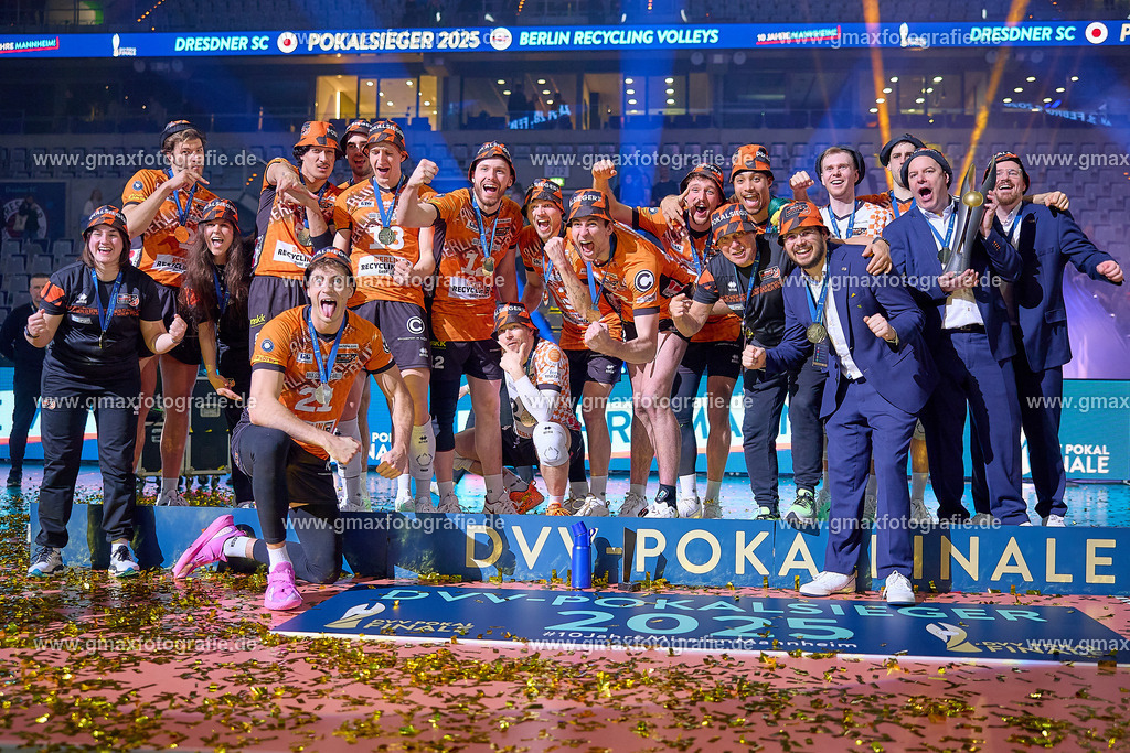 GER, Siegerehrung DVV Pokalfinale 2025, Volleyball, DVV-Pokalfinale Frauen und Maenner 2025, 02.03.25 | Volleyball, DVV-Pokalfinale, 02.03.25Foto: Gerald Oelze-de Stoppany