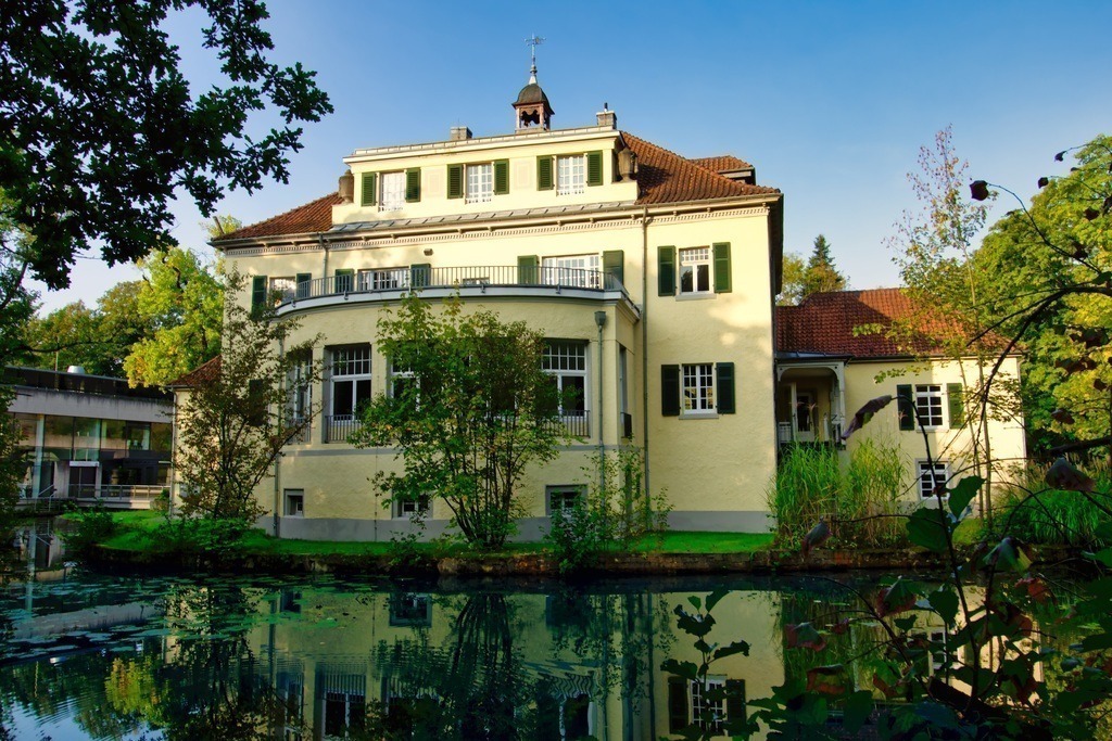Schloss Eulenbroich - steht in Rösrath an einem Nebenarm der Sülz | Rückseite Schloss Eulenbroich  - Realisiert mit Pictrs.com