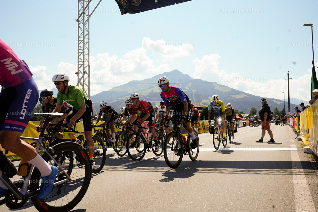 137_20230817_Bewerb_Maenner_Muehlanger | AUT - OESTERREICH, 2023-08-16: SPORT RENNRAD-FAHREN - 55. INTERNATIONALER RADWELTPOKAL IN ST. JOHANN IN TIROL  - Vintage-Radrennen mit WM-Bronze-Medaillen-Siegerin Christina Schweinberger, den Teilnehmer und Alexander Baumann (vom Orginastions-Team) - TAG 2 BEWERB MAENNER IN SECHS GRUPPEN  ; Foto: Roland Muehlanger