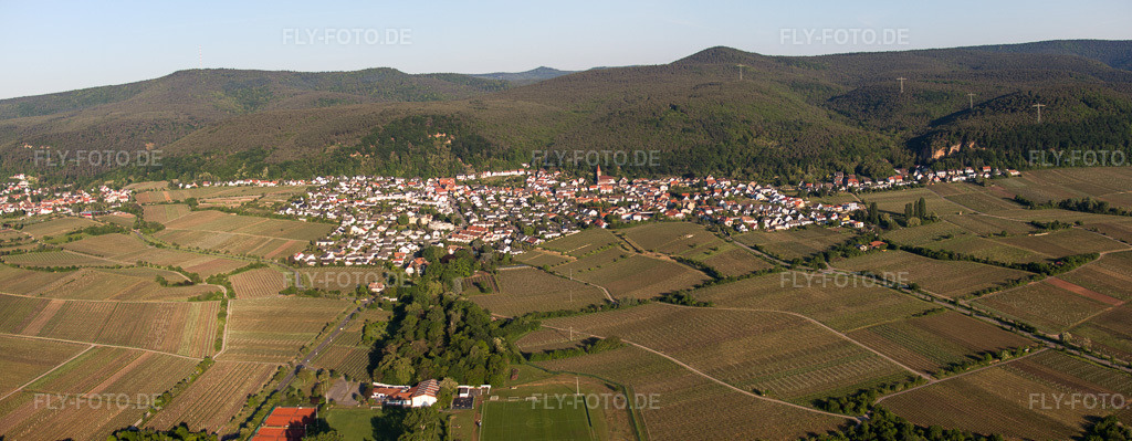 Luftbild: Panorama - Perspektive der Weinbergen am Haardtrand des Pfälzerwaldes von Ortsteil Königsbach an der Weinstraße im Ortsteil Königsbach in Neustadt im Bundesland Rheinland-Pfalz in Deutschland. Foto: IMG_64632-Bearbeitet.jpg vom 04.05.2014 durch Werner Riehm/FLY-FOTO.deAuflösung des Originals: 7621 x 2972 px