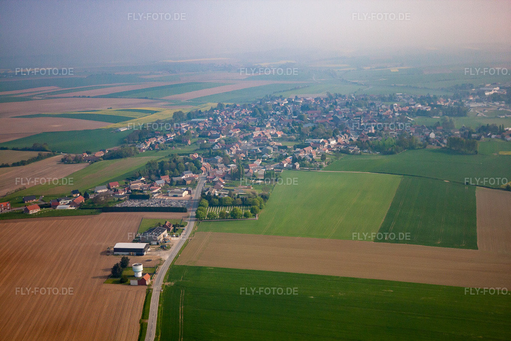 Luftbild: Ortsansicht in Gouzeaucourt im Bundesland Nord in Frankreich. Foto: IMG_40038.jpg vom 17.04.2011 durch Werner Riehm/FLY-FOTO.de