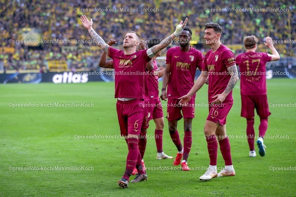 BVB08032501092 | 08.03.2025, Fußball, Borussia Dortmund - FC Augsburg, 1. Fußball Bundesliga, 1:0 25. Spieltag, Signal Iduna Park, Saison 2024 2025: Torjubel nach dem Abseitstor zum Anulierten 2:0 durch Torschütze Jeffrey Gouweleeuw (FC Augsburg #6)VAR Videoassist Entscheidet nach Videoüberprüfung auf Abseits - Kein TorDFB regulations prohibit any use of photographs as image sequences and or quasi-video.