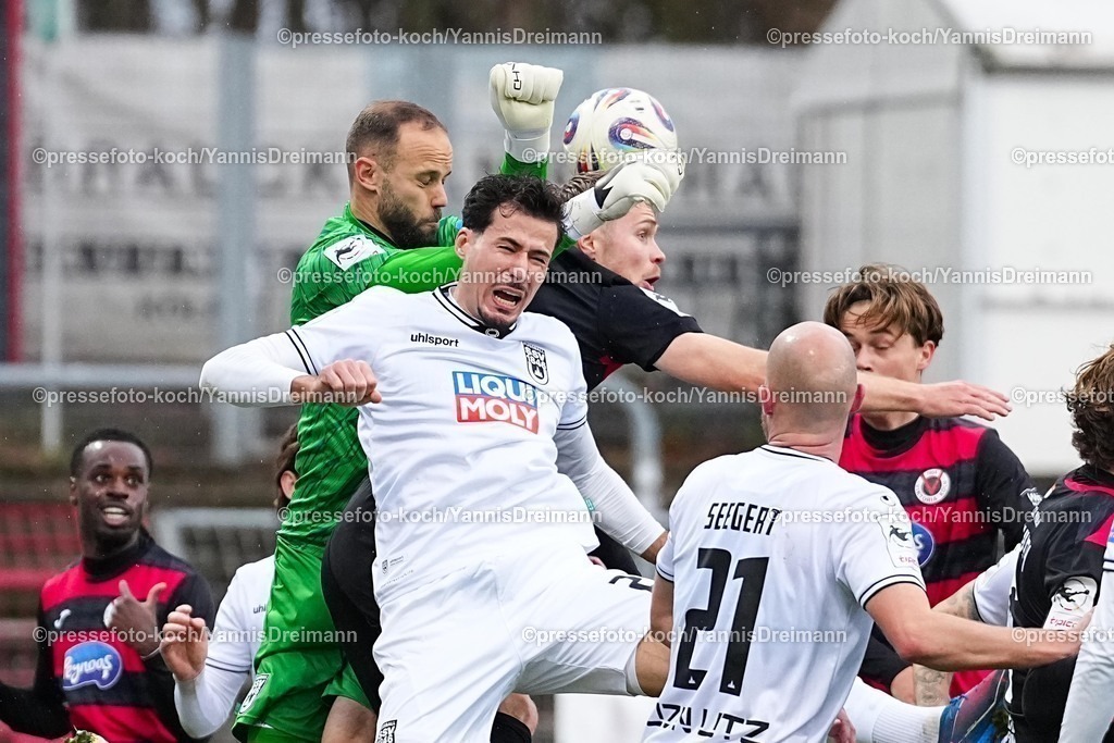 xYDRx06122501024 | 06.12.2025, xydrx, Fußball, 3.Liga, FC Viktoria Köln - SSV Ulm 1846, Saison 2025 2026, Sportpark Höhenberg: Christian Ortag (SSV Ulm 1846 #39) und Lukas Mazagg (SSV Ulm 1846 #27) im Zweikampf gegen Lars Dietz (FC Viktoria Köln #2)        DFB regulations prohibit any use of photographs as image sequences and or quasi-video.Photo: xYannisxDreimannxPressefotoKochx