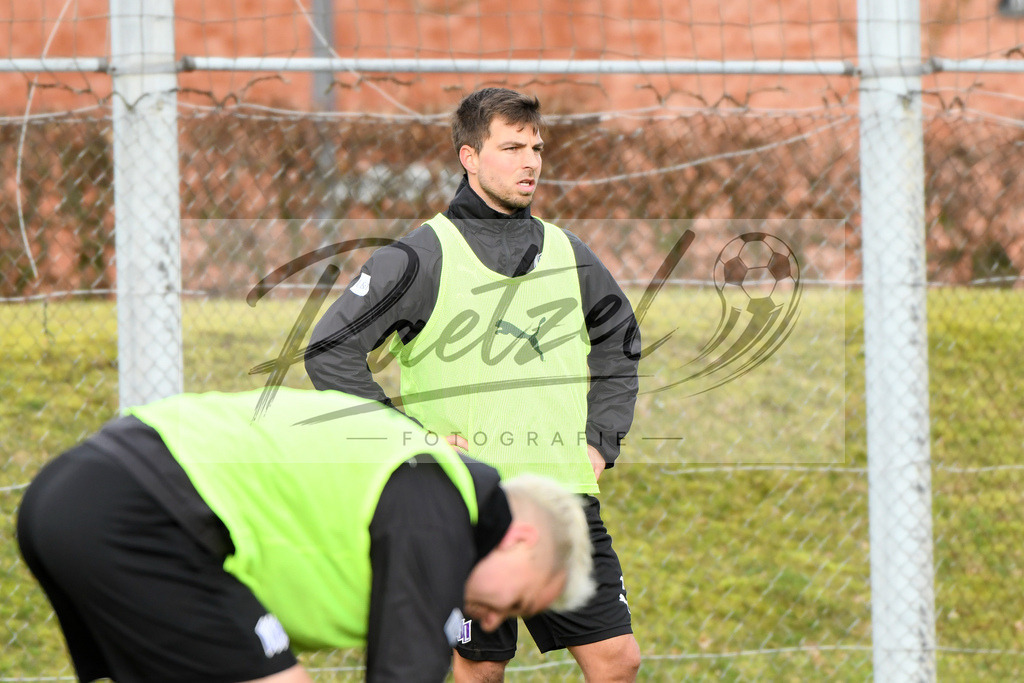 20200130_TRAOSN_0074 | Fußball, Herren: Kevin Wolze (VfL Osnabrueck) schaut waehrend der Trainingseinheit des VfL Osnabrueck im Sportpark Illoshoehe am 30.01.2020 in Osnabrueck, Deutschland. - Realisiert mit Pictrs.com