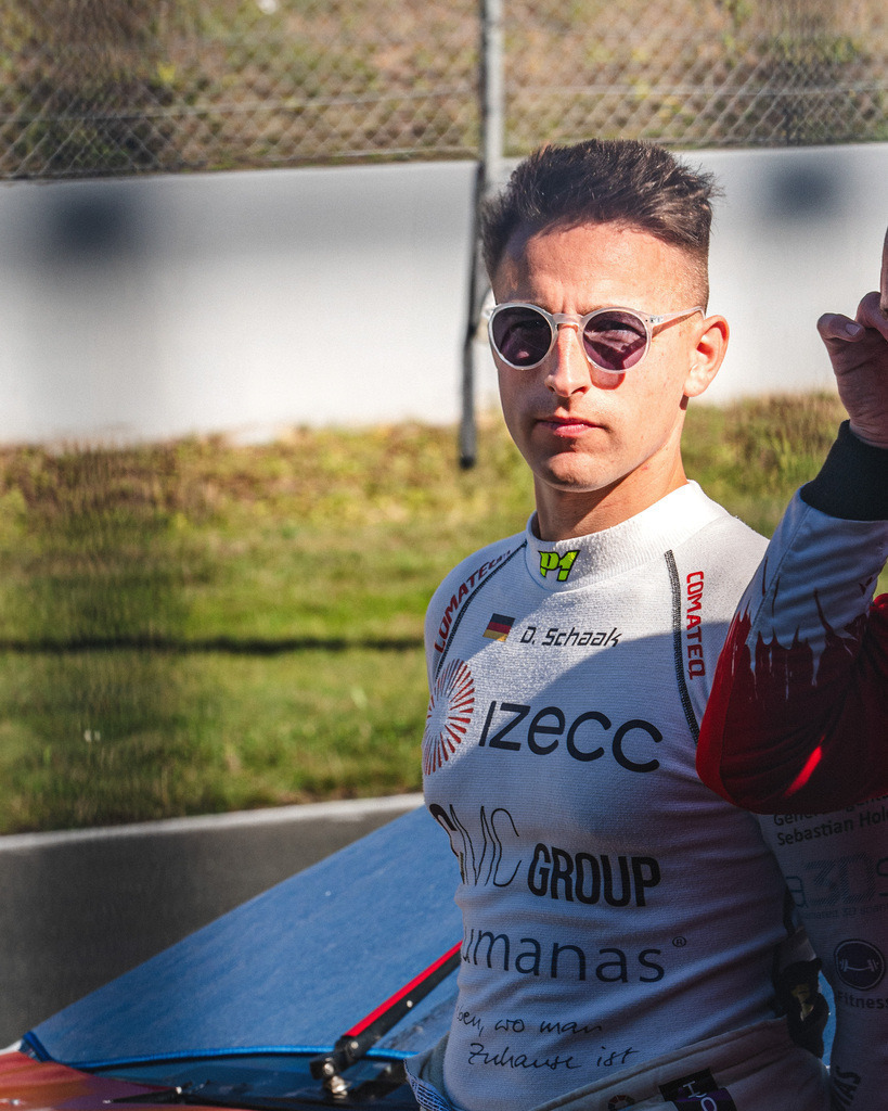 EURONASCAR OSCHERSLEBEN | Exklusive Motorsport-Fotografie aus Leipzig von TXO Media – für Rennfahrer, Teams & Sponsoren. Sausemuth liefert starke Bilder, die Emotion zeigen. Jetzt buchen & glänzen! - Realisiert mit Pictrs.com