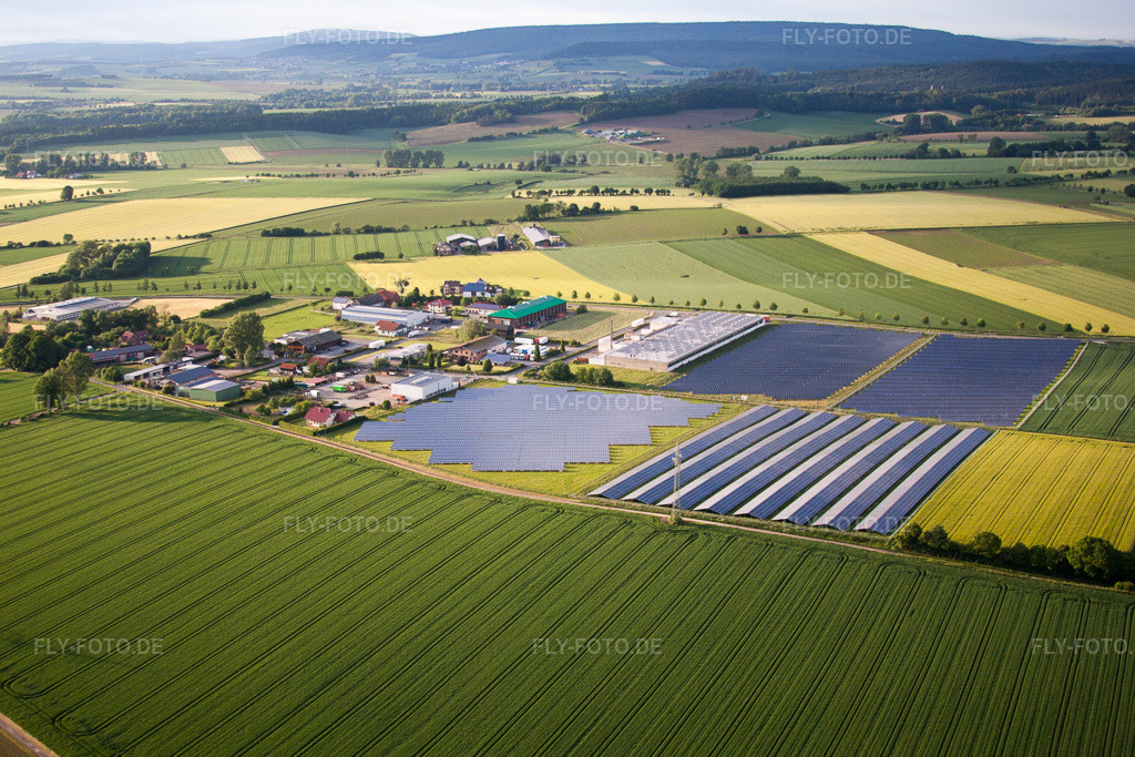 Luftbild: Panelreihen der Photovoltaikanlage und Solarpark bzw. Solarkraftwerk im Ortsteil Bredenborn in Marienmünster im Bundesland Nordrhein-Westfalen in Deutschland. Foto: IMG_65484.jpg vom 24.05.2014 durch Werner Riehm/FLY-FOTO.de
