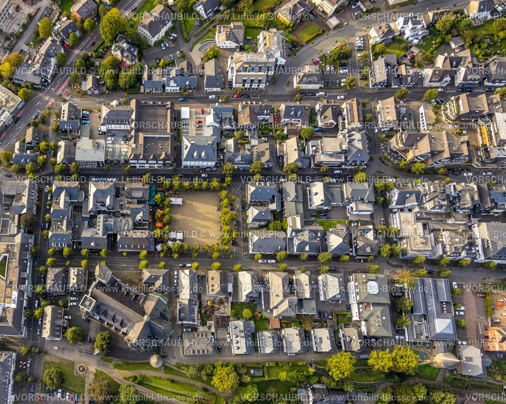 Olpe230913425 | Luftbild, St. Martinus-Kirche und Marktplatz, Wohnsiedlung zwischen Winterbergstraße und Auf der Mauer, Olpe-Stadt, Olpe, Sauerland, Nordrhein-Westfalen, Deutschland