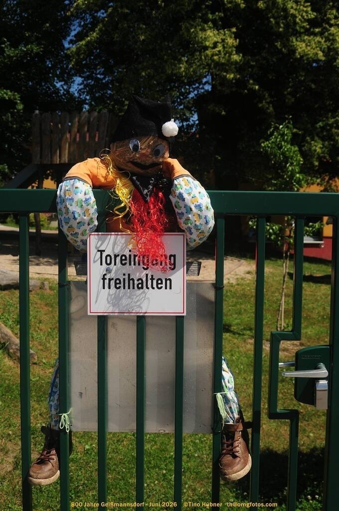 Geißmannsdorf-2026-Ortsbilder-587 | Geißmannsdorf bei Bischofswerda im Sommer 2026. Ein fotografischer Streifzug durch das Dorf Geißmannsdorf, mit Gebäuden, Straßen, Strohpuppen und geschmückten Vorgärten und Grundstücken anlässlich der 800-Jahr-Feier von Geißmannsdorf im Juni 2026 - Realisiert mit Pictrs.com