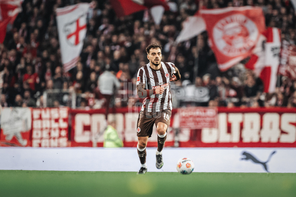 Fußball | Männer | Saison 2025/2026  | Fußball-Bundesliga | 27. Spieltag | FC St. Pauli vs. SC Freiburg | 22.04.2026 | Danel Sinani (#10, FC St. Pauli) am Ball