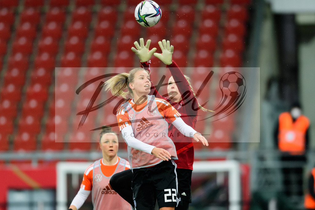 GERTUR20211126_084 | Fussball, Frauen: Lena Petermann (Germany) und Torwart Merle Frohms (Germany) im Zweikampf bei dem Spiel der WM-Qualifikation zwischen Deutschland und Tuerkei im Eintracht-Stadion am 26.11.2021 in Braunschweig, Deutschland. - Realisiert mit Pictrs.com