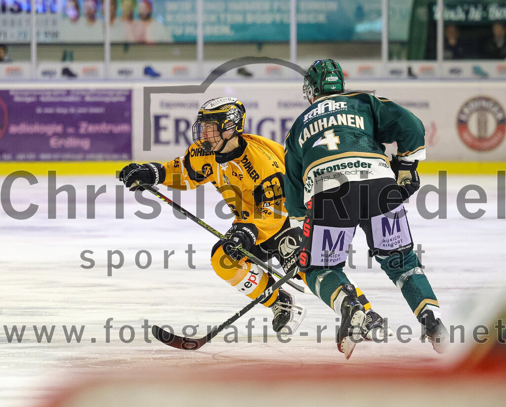 2025-11-02_024_TSV_Erding_gegen_EV_Fuessen | Erding, Deutschland, 02.11.2025:Eishockey, Oberliga Süd 2025 / 2026, 15. Spieltag, TSV Erding gegen EV Füssen, Endergebnis: 2:6Ivan Petrov (EV Füssen, #62), Jesse Kauhanen (Erding Gladiators, #4)Foto: Christian Riedel / fotografie-riedel.net