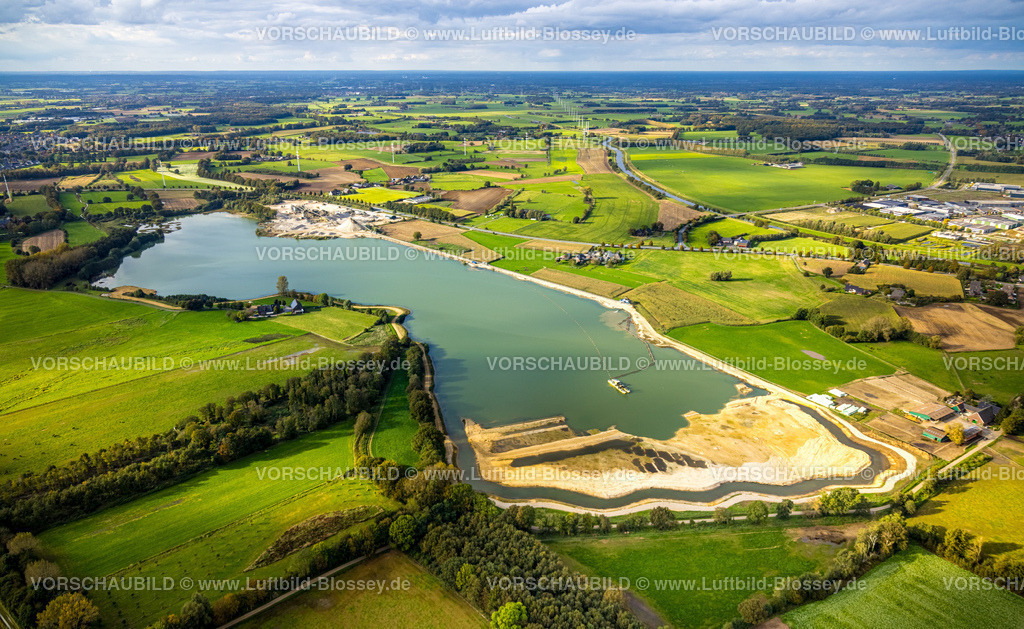 Isselburg241010114 | Luftbild, See Kiesbaggerei Breels und Heeren-Herkener Kiesbaggerei GmbH, grüne Wiesen und Felder, Fernsicht und blauer Himmel mit Wolken, Anholt, Isselburg, Niederrhein, Nordrhein-Westfalen, Deutschland